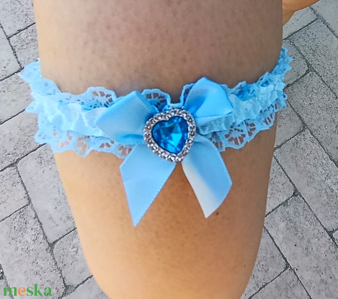 'Valami kék ' harisnyatartó